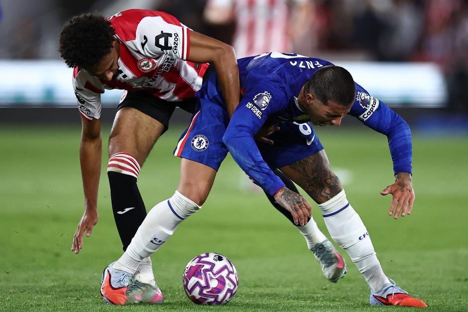 Kevin Schade (izq.) lucha con el argentino del Chelsea, Enzo Fernández. (Foto: AFP)