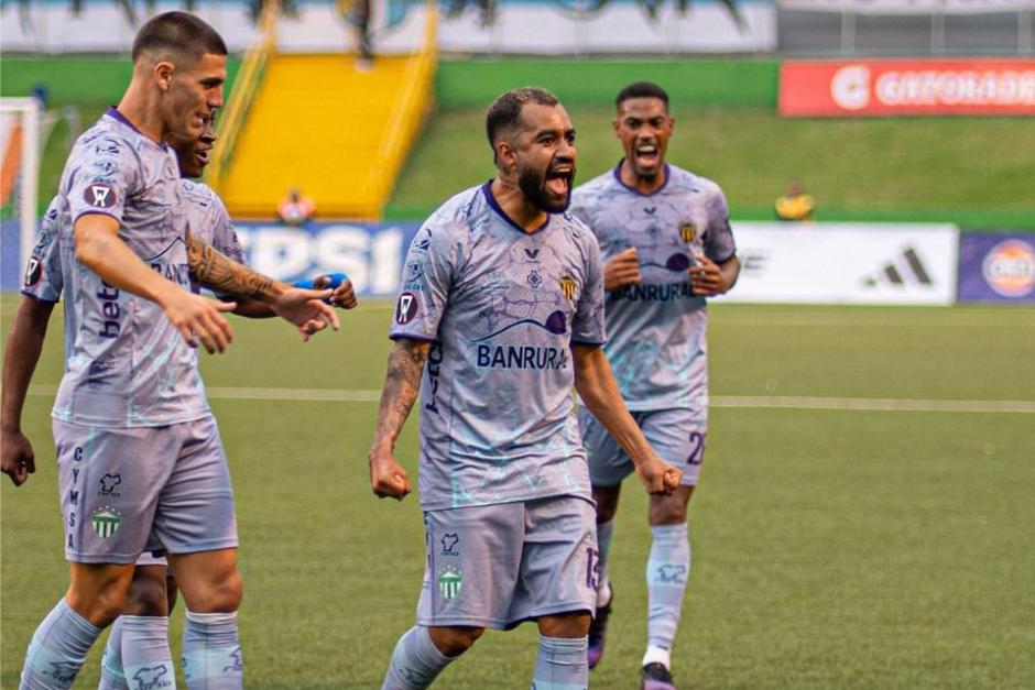 Dewinder Bradley se apuntó un doblete en la victoria de Antigua sobre Comunicaciones. (Foto: Antigua)