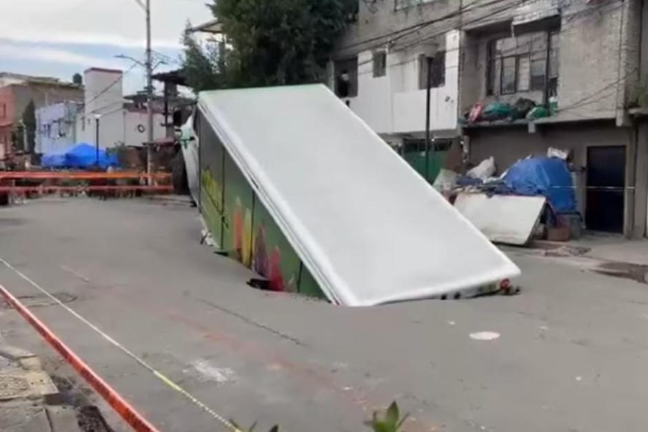Las imágenes muestran como el camión repartidor se hunde en segundos en el agujero. (Imagen: captura de pantalla)