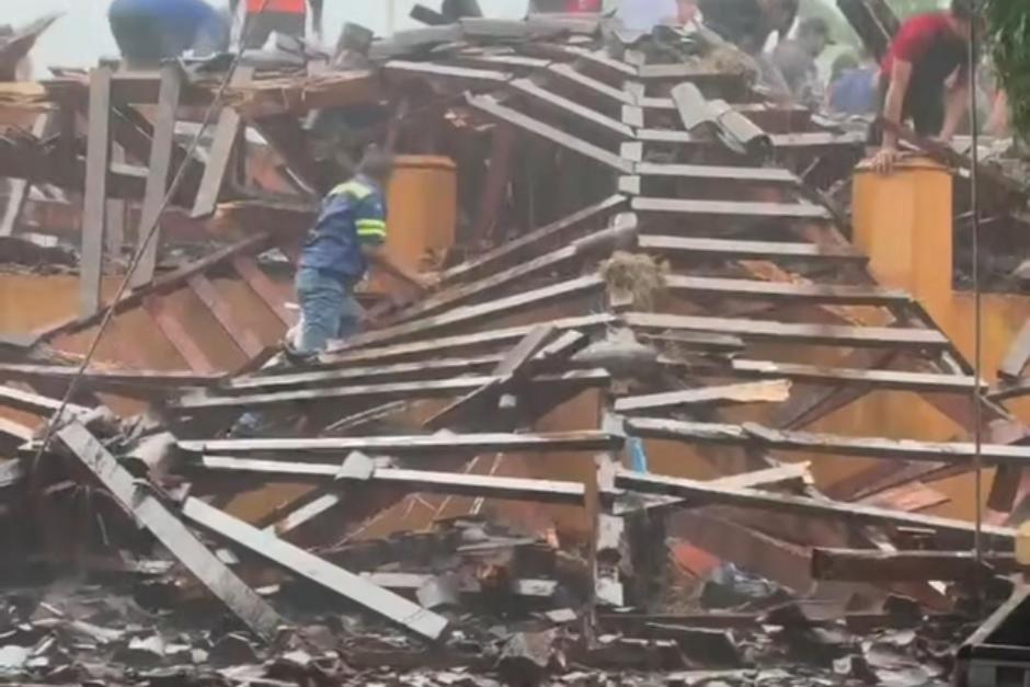Según testigos la estructura colapsó tras no soportar el peso del agua tras las lluvias registradas esta tarde. (Imagen: captura de pantalla)
