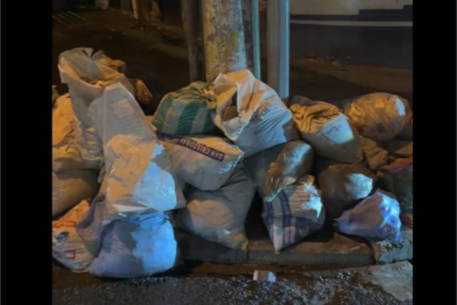 Una gran cantidad de costales quedaron tirados en una esquina. (Foto: captura de video)