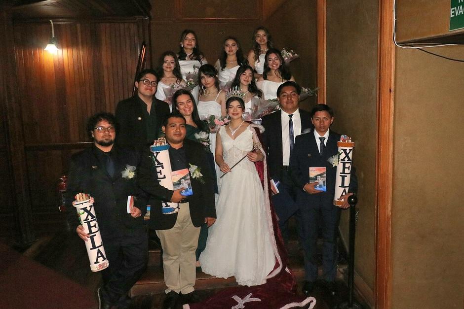 Los seis ganadores de los Juegos Florales junto a la reina Mía Esperanza Alvarado y su corte de honor. (Foto: Oswaldo Cop/Colaborador)