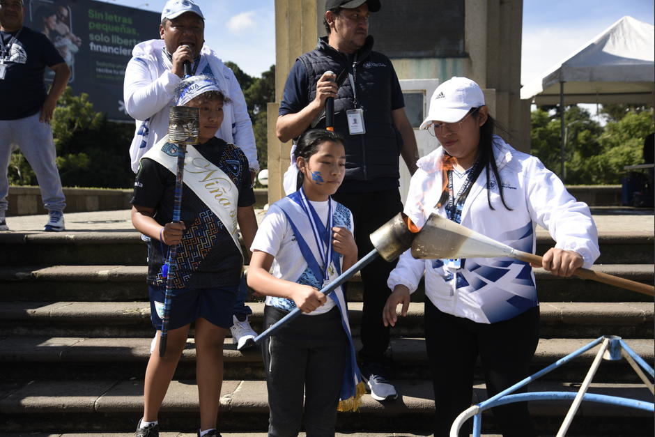 Varios estudiantes ya están listos para el encendido de antorchas. (Foto: Edgar Pocón/Nuestro Diario)