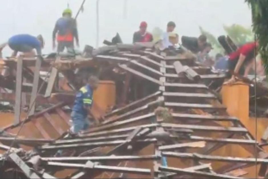 El lugar se desplomó dejando a un estudiante fallecido. (Foto: captura de video)