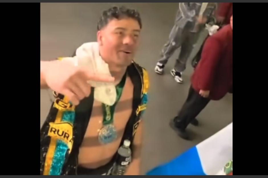 El petenero se detuvo para tener un gesto con un guatemalteco. (Foto: captura de video)