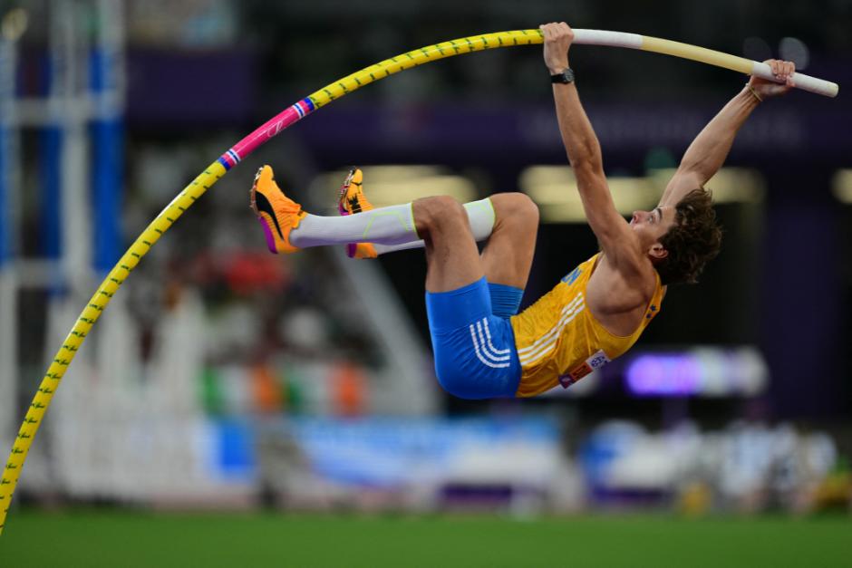 El pertiguista sueco Armand Duplantis sigue demostrando que es un atleta descomunal con su tercer oro mundial al aire libre. (Foto: AFP)