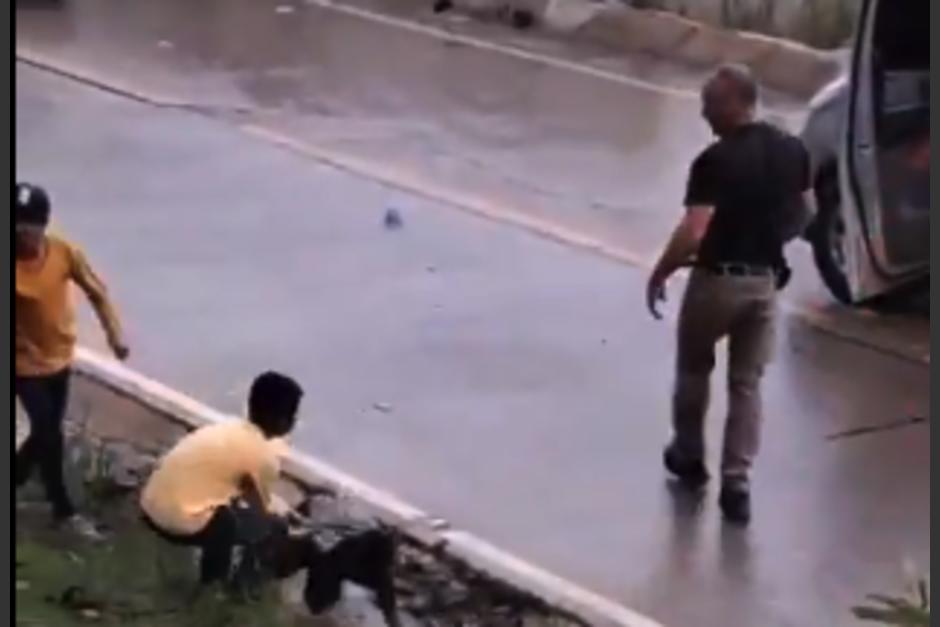 El menor terminó bañado en agua sucia. (Foto: captura de video)