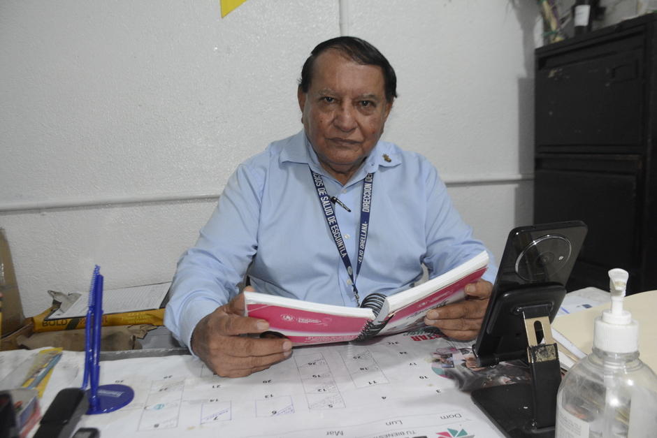 Elio Edelmiro Orellana recomienda&nbsp;la lectura para mejorar la dicción y la ortografía. (Foto: Manuel Peralta/Colaborador)