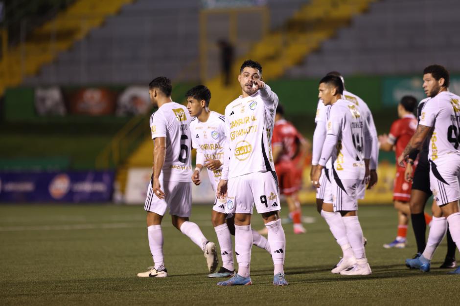 Lom anotó el gol de la victoria de los albos. (Foto: Juan Mijangos / Nuestro Diario)