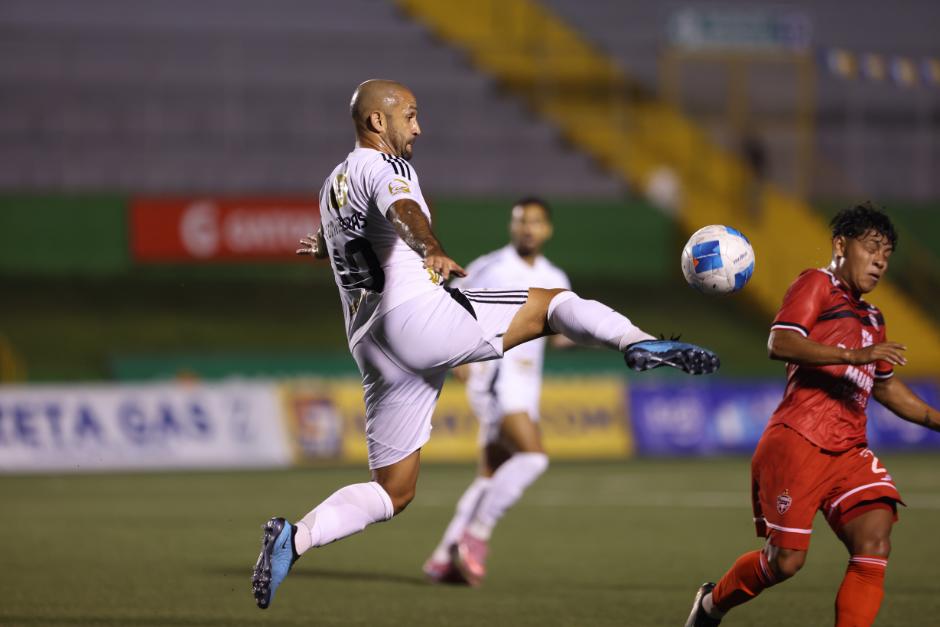 "El "Moyo" Contreras destacó el espíritu combativo de Comunicaciones. (Foto: Juan Mijangos)