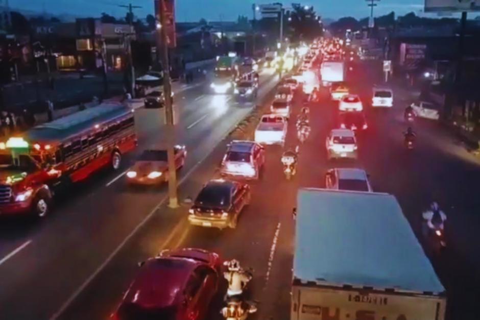 La PMT de Villa Nueva trabaja en la regulación del tránsito. (Imagen: captura de pantalla)