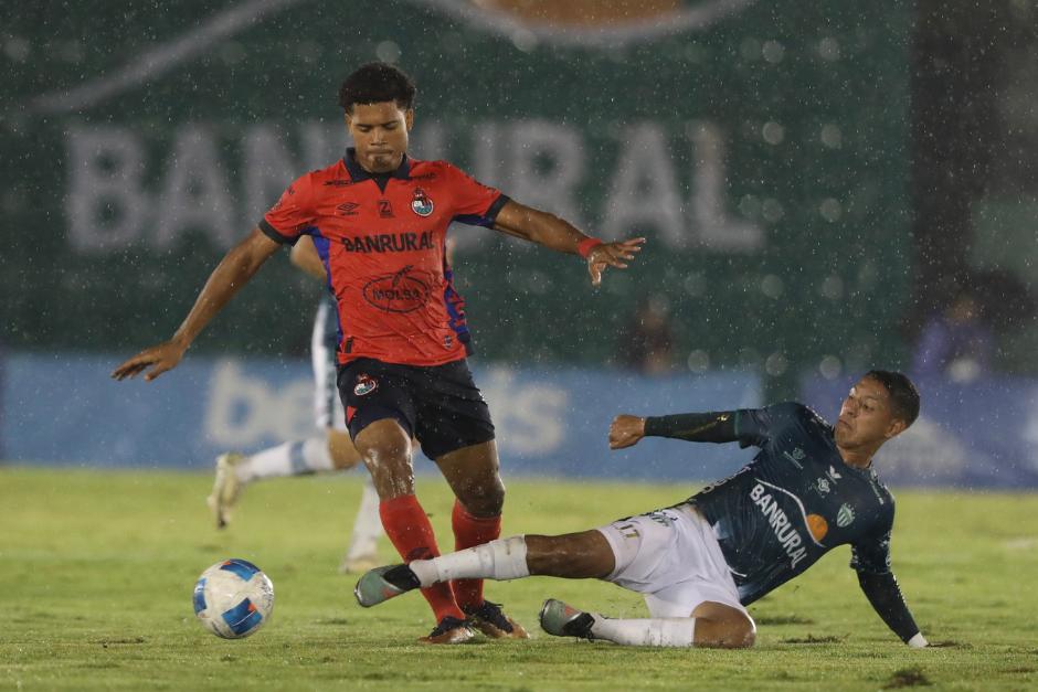 Óscar Castellanos se barre para frenar al cubano de los rojos, Yunior Pérez. (Foto: Juan Mijangos / Nuestro Diario)