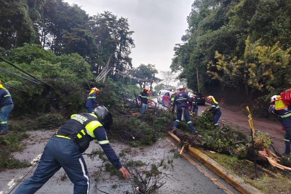 Elementos municipales liberan pasos vehiculares. (Foto: Ricardo Quiñónez)