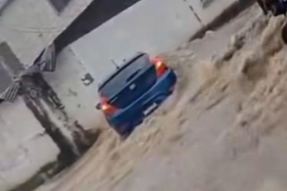 El automóvil fue arrastrado por la correntada tras inundaciones por fuertes lluvias en Boca del Monte. (Foto: captura de video)