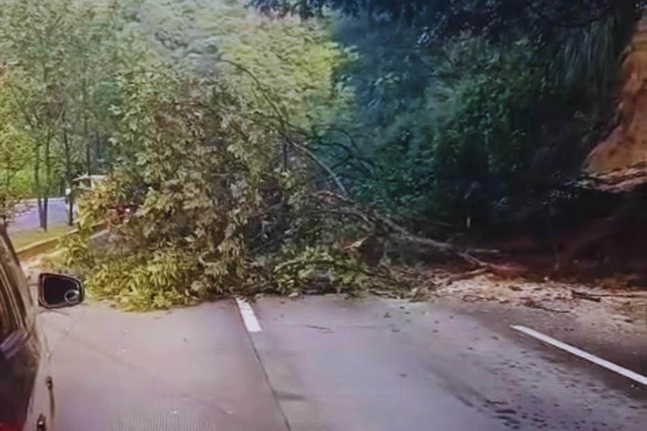 Usuarios advirtieron a conductores sobre el derrumbe en ruta Interamericana. (Imagen: captura de pantalla)