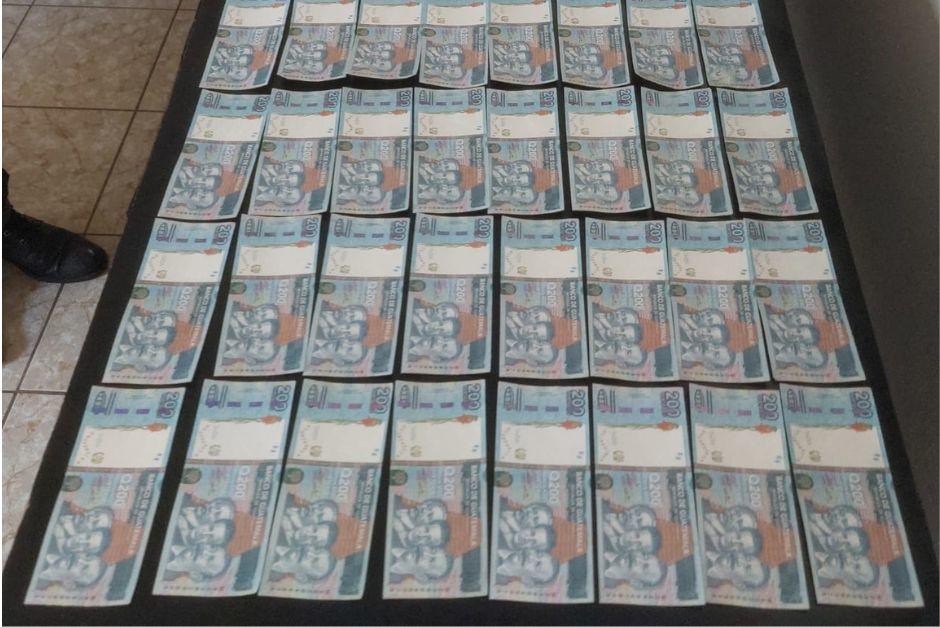 Más de Q20 mil en billetes falsos se les incautó al momento de la detención. (Foto: PNC)
