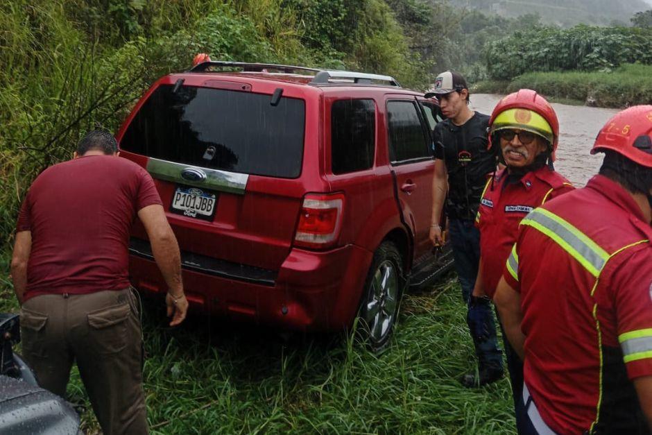 Vehículo era arrastrado por un río junto con los tripulantes. (Foto: Bomberos Municipales)