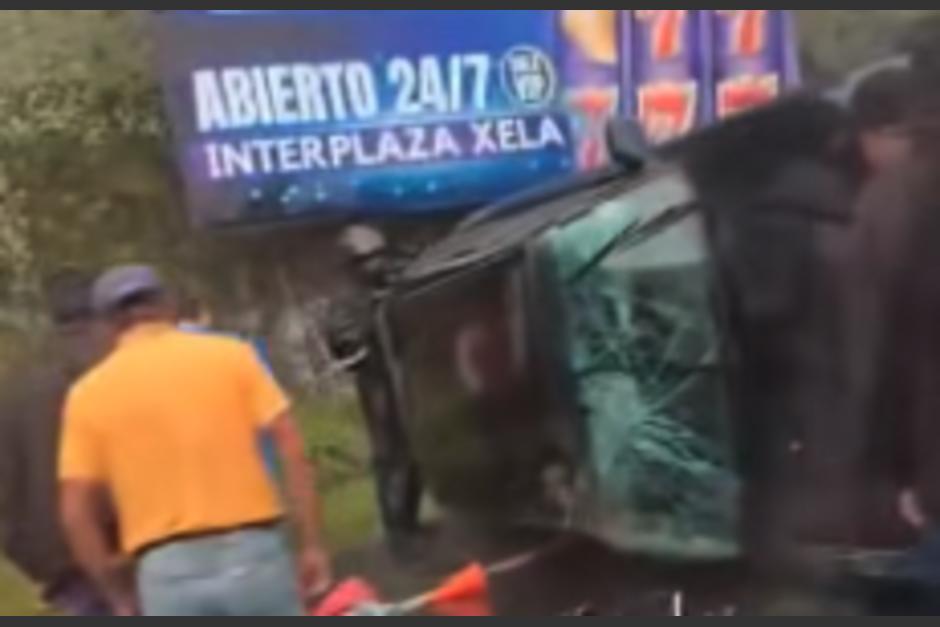 Dentro del auto quedaron varias personas atrapadas. (Foto: captura de video)