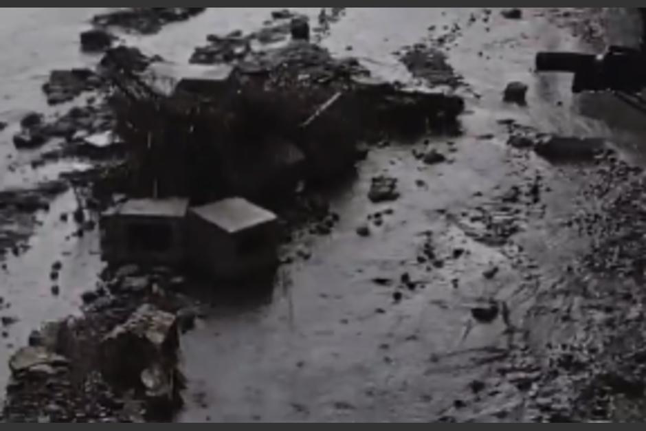 El muro cayó sobre un auto. (Foto: captura de video)