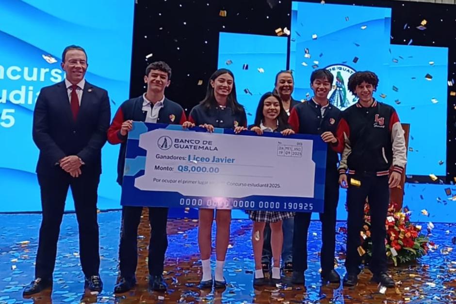 El Liceo Javier se alzó con el premio mayor del noveno&nbsp;Concurso Estudiantil de Investigación sobre Temas Económico-Financieros del Banguat. (Foto: Jéssica Osorio/Soy502)&nbsp;