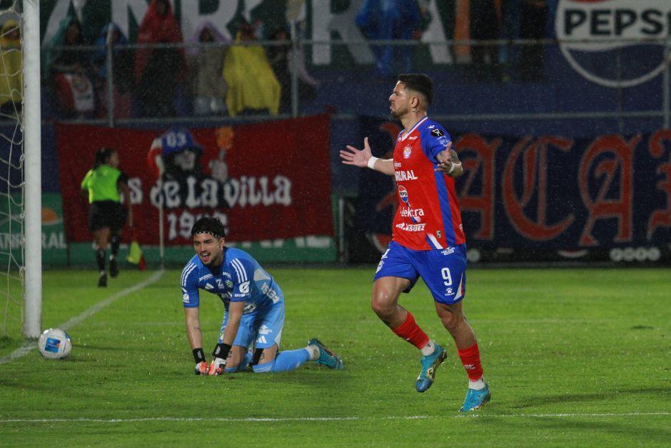 Pedro Báez festeja tras convertir el penal del 1-0 y el portero Moreno lo lamenta. (FOTO: Gustavo Rodas / colaborador)