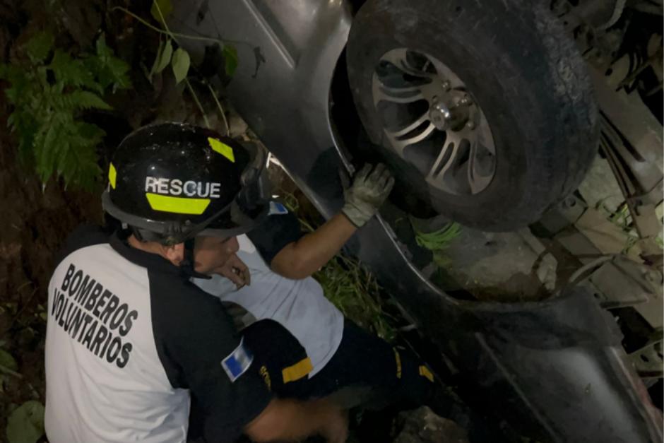 Vecinos del sector se unieron al cuerpo de socorro para el rescate de las víctimas. (Foto: Bomberos Voluntarios)
