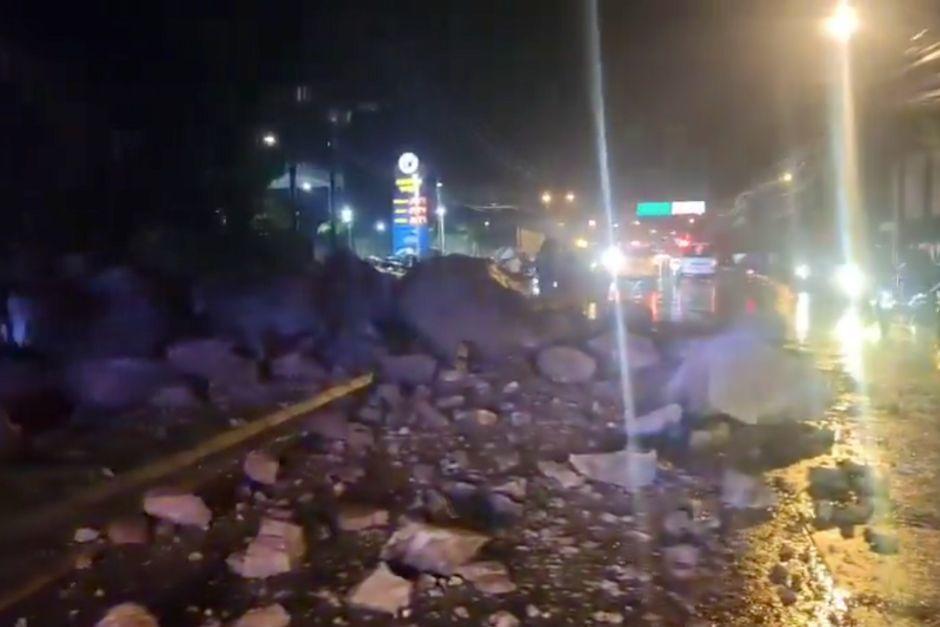 Desprendimiento de rocas reportado en kilómetro 17 de ruta al Atlántico. (Foto: captura de video de Provial)