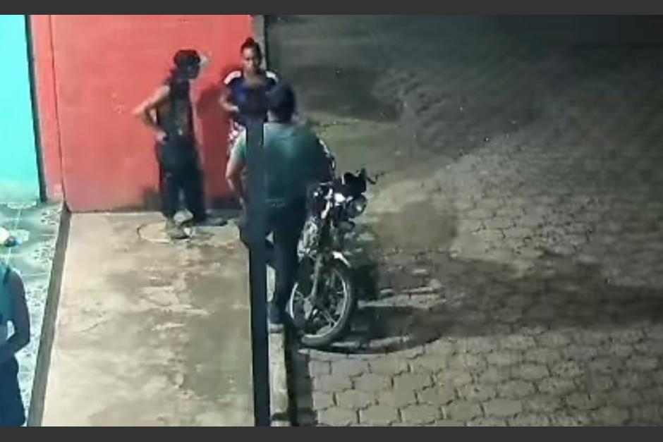 El hombre amenazaba a la mujer con un cuchillo. (Foto: captura de video)
