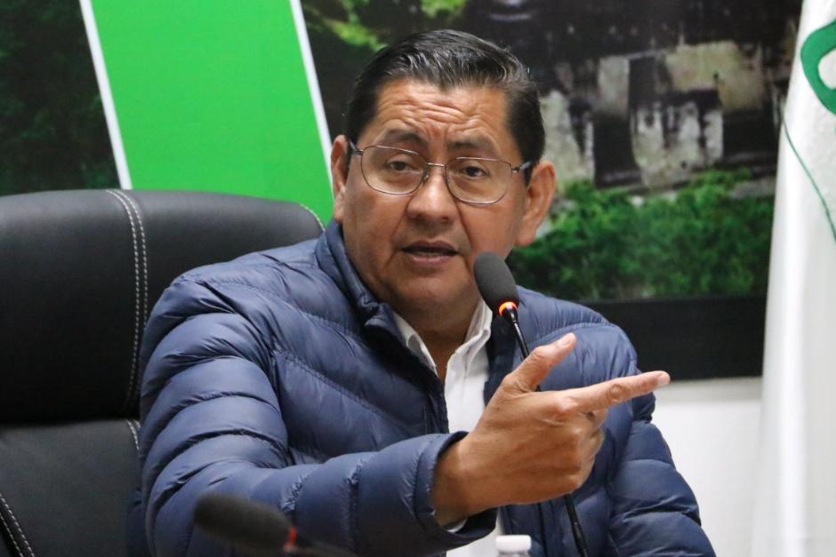 El diputado Inés Castillo, de la UNE, pidió seguridad durante su visita a Sayaxché, Petén, donde pretende fiscalizar la construcción de un puente. (Foto: Congreso)