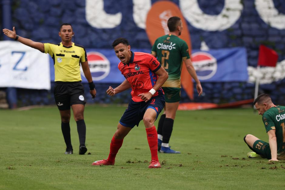 José Martínez se apuntó doblete, pero también desperdició otro par de ocasiones. (Foto: Juan Mijangos / Nuestro Diario)