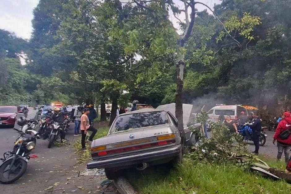 El percance se produjo cuando el conductor perdió el control de su vehículo. (Foto: Bomberos Municipales de Chinautla)