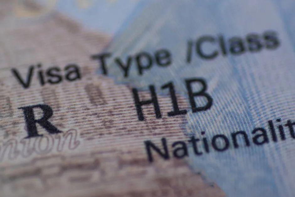 La tarifa de $100 mil por visa H-1B no aplica a quienes ya la tienen.&nbsp;(Foto: Telemundo)