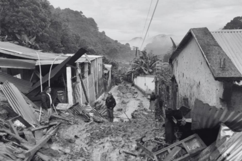 Tras el deslizamiento de tierra los socorristas rescataron el cuerpo de una madre junto a sus dos hijas. (Foto: Archivo/Soy502)