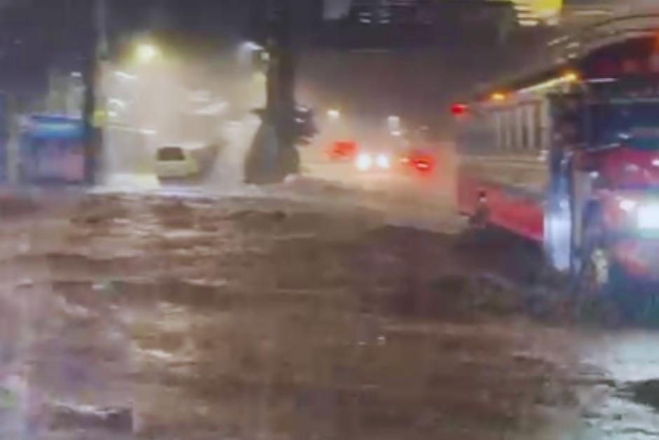 Las lluvias de este domingo provocaron inundaciones en varias calles ruta al Pacífico. (Foto: Conred)&nbsp;