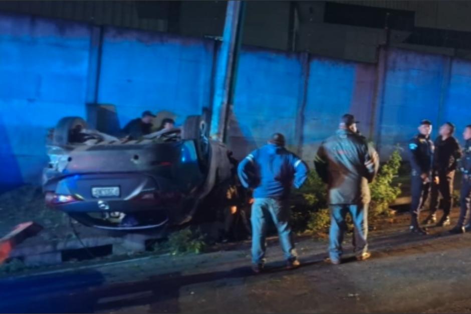 El auto quedó volcado sobre la banqueta. (Foto: PMT de Villa Nueva)