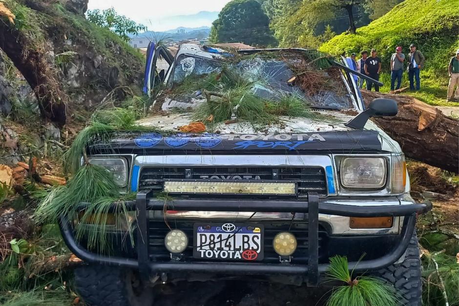 Bomberos Voluntarios trasladaron a una persona herida a un centro asistencial. (Foto: Irma Tzi/Nuestro Diario)