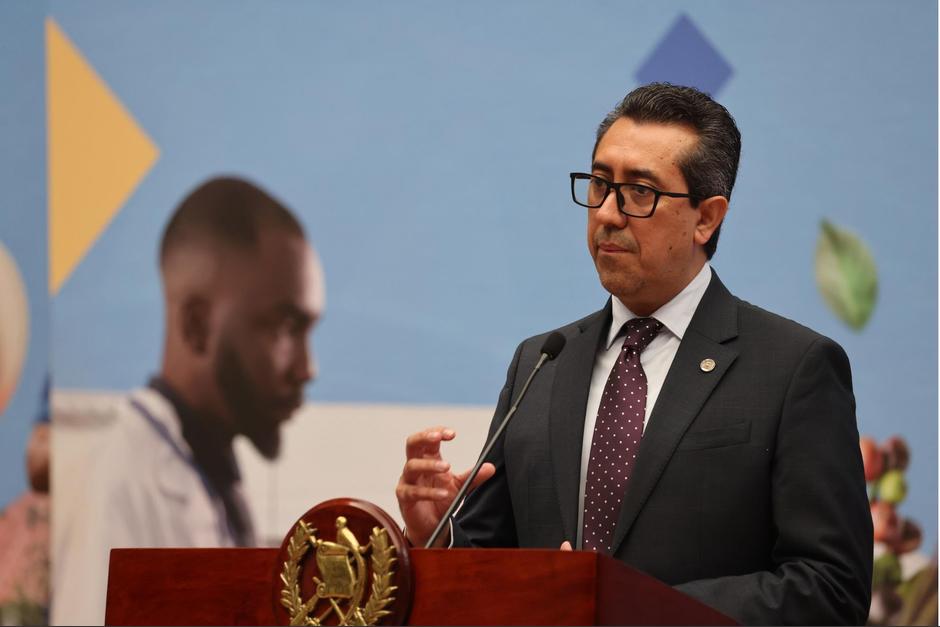 El ministro de Finanzas Públicas Jonathan Menkos brindó datos sobre la recaudación y la ejecuión presupuestaria. (Foto: Minfin / Soy502)