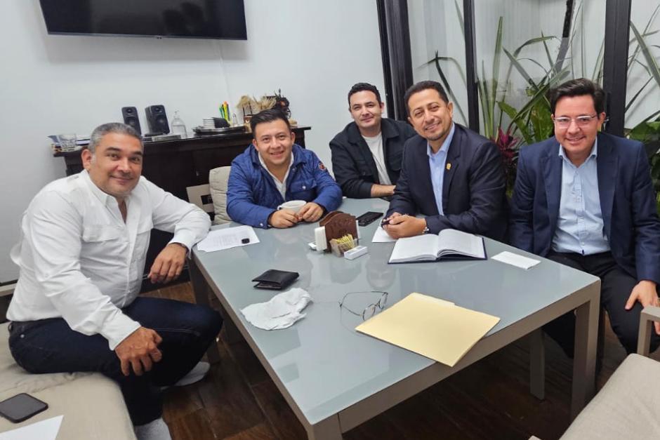 El jefe del bloque Cabal, Luis Aguirre; el presidente del Congreso, Nery Ramos, y diputados independientes buscarían constituir una nueva fuerza en ese organismo. (Foto: Cortesía)