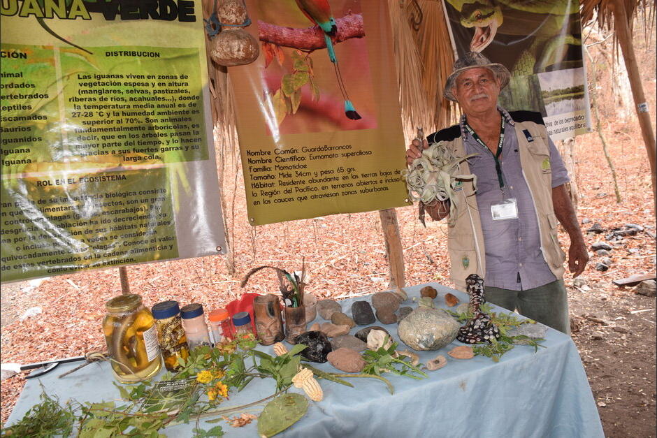 Manuel Ramírez, guardarrecursos del Conap, da a conocer plantas medicinales del área.&nbsp;(Foto: Juan Aquino/Colaborador)