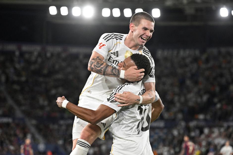 Mastantuono celebra con Mbappé. Entre los dos anotaron 3 goles en el triunfo del Real. (Foto: AFP)