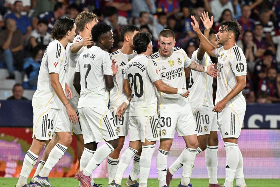 Mastantuono anotó su primer gol como jugador del Real Madrid y es felicitado por sus compañeros. (Foto: AFP)