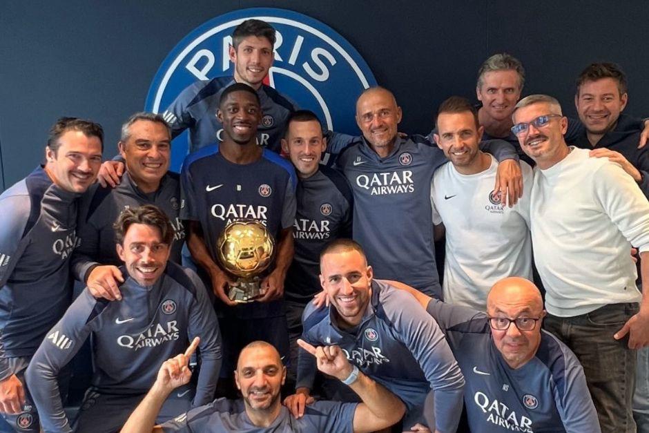 Todo el cuerpo técnico del PSG se tomó la foto con Dembélé, que sostuvo el Balón de Oro junto a Luis Enrique. (Foto: PSG)