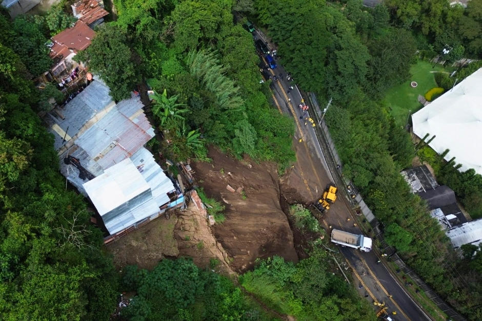 El derrumbe en avenida Hincapié pone en riesgo varias viviendas y activa el traslado a una nueva lotificación. (Foto: Conred)