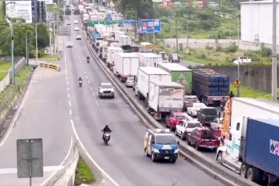 En el kilómetro 35 se cerró el paso vehicular por completo debido a inundaciones y deslizamientos. (Foto: captura de video de Dalia Santos)