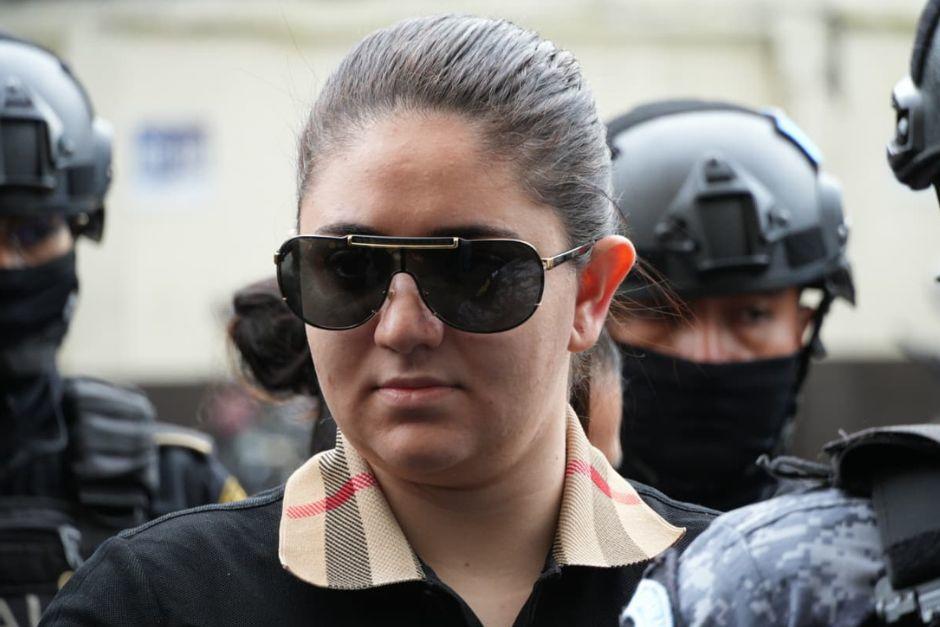 María Fernanda Bonilla durante el traslado a la sala de audiencias, custodiada por los guardias del Sistema Penitenciario.&nbsp;(Foto: Wilder López/Soy502)