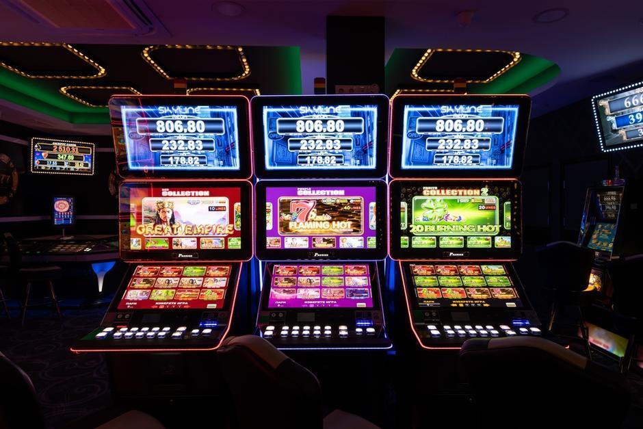 Diputados que impulsan la iniciativa indicaron que el objetivo es regular los juegos de azar que se han hecho populares en las tiendas de barrio. (Foto ilustrativa: Shutterstock)