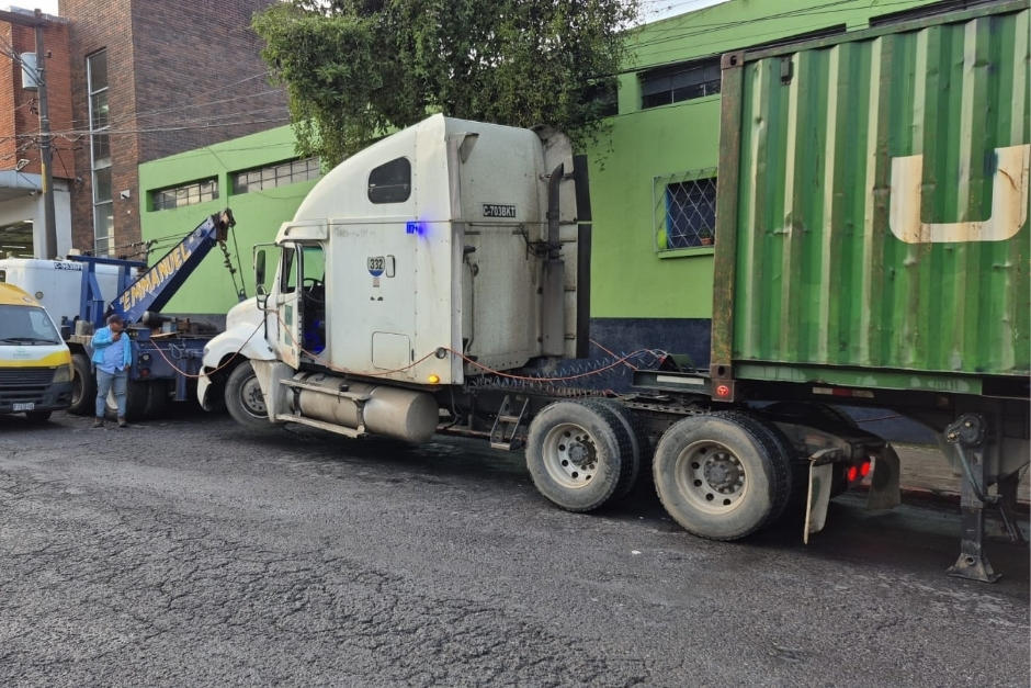 El vehículo pesado ya fue retirado de la zona, pero siguen las labores de limpieza. (Foto: Amílcar Montejo)