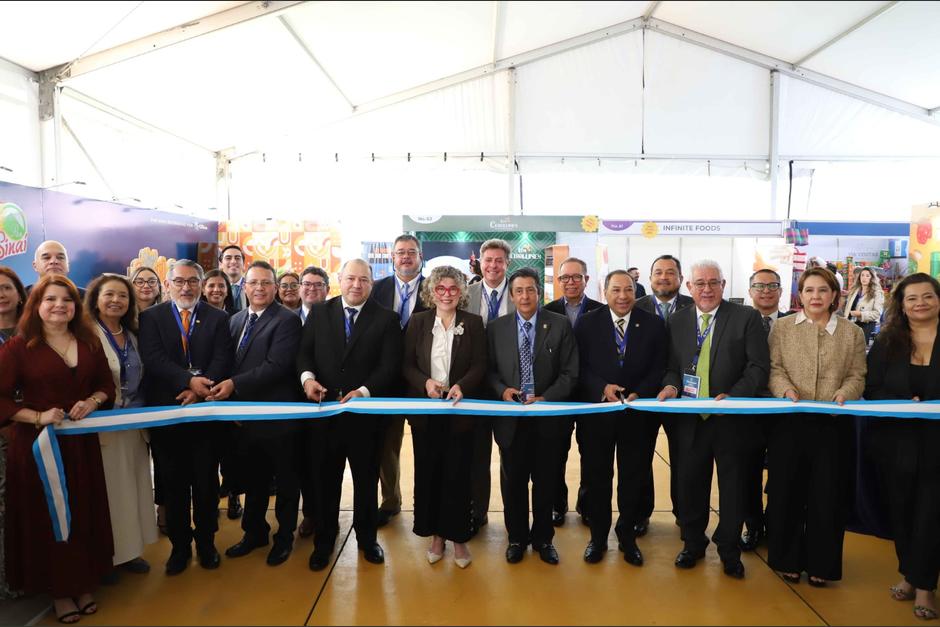 Autoridades de gobierno y exportadores, durante la inauturación de la Manufexport. (Foto: Agexport/Soy502)
