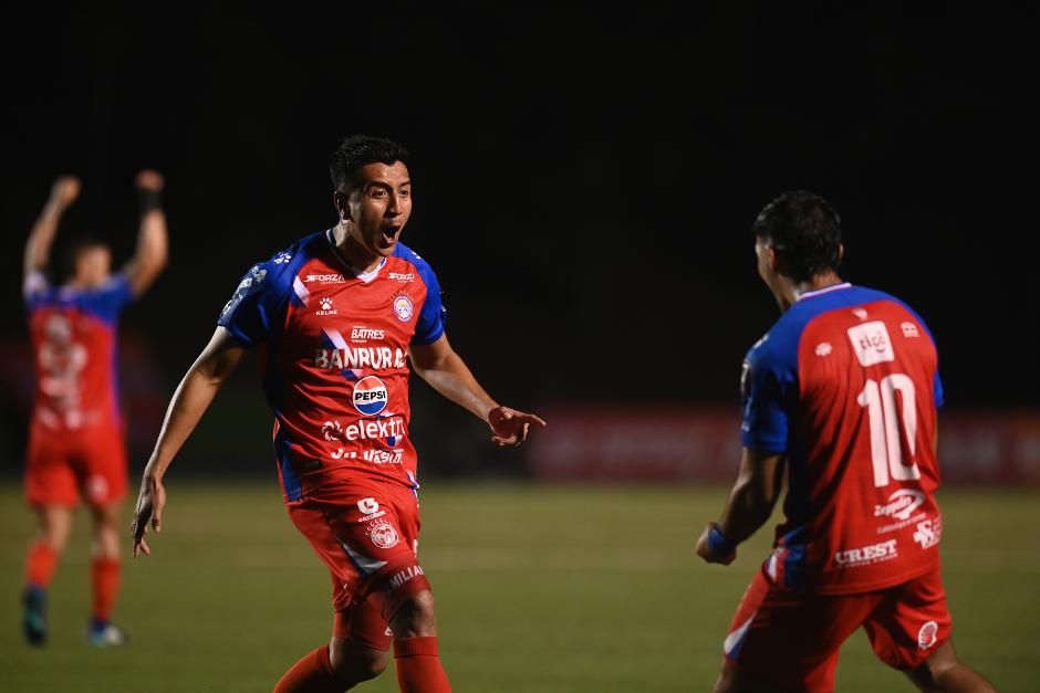 Kevin Ruiz (izquierda) fue el autor del primer tanto de los chivos, que abrió la puerta al triunfo. (Foto: Pedro Pablo Mijangos/Colaborador)