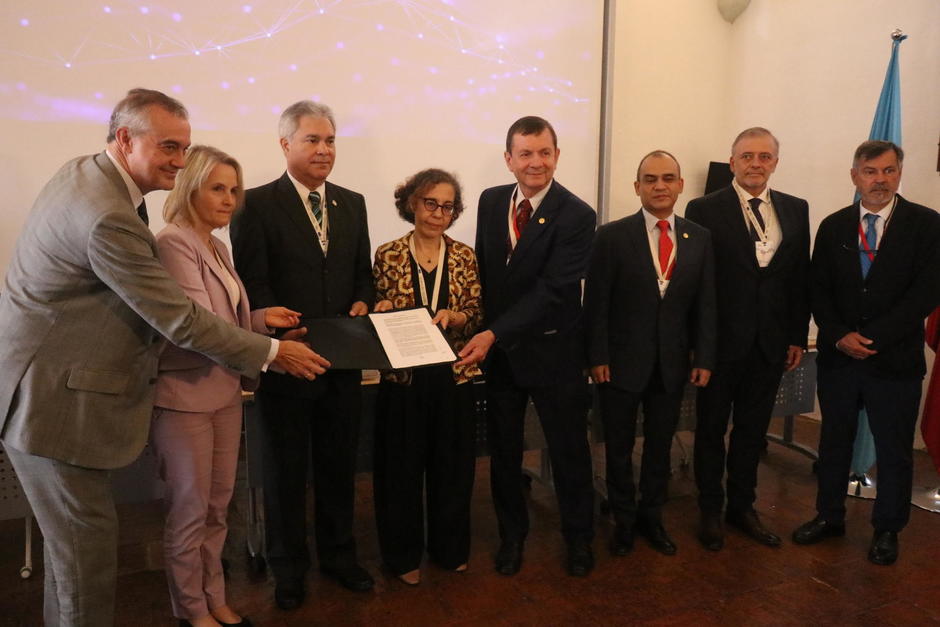 Firman convenio para fortalecer la gobernanza digital. (Foto: Renato Melgar / colaborador)